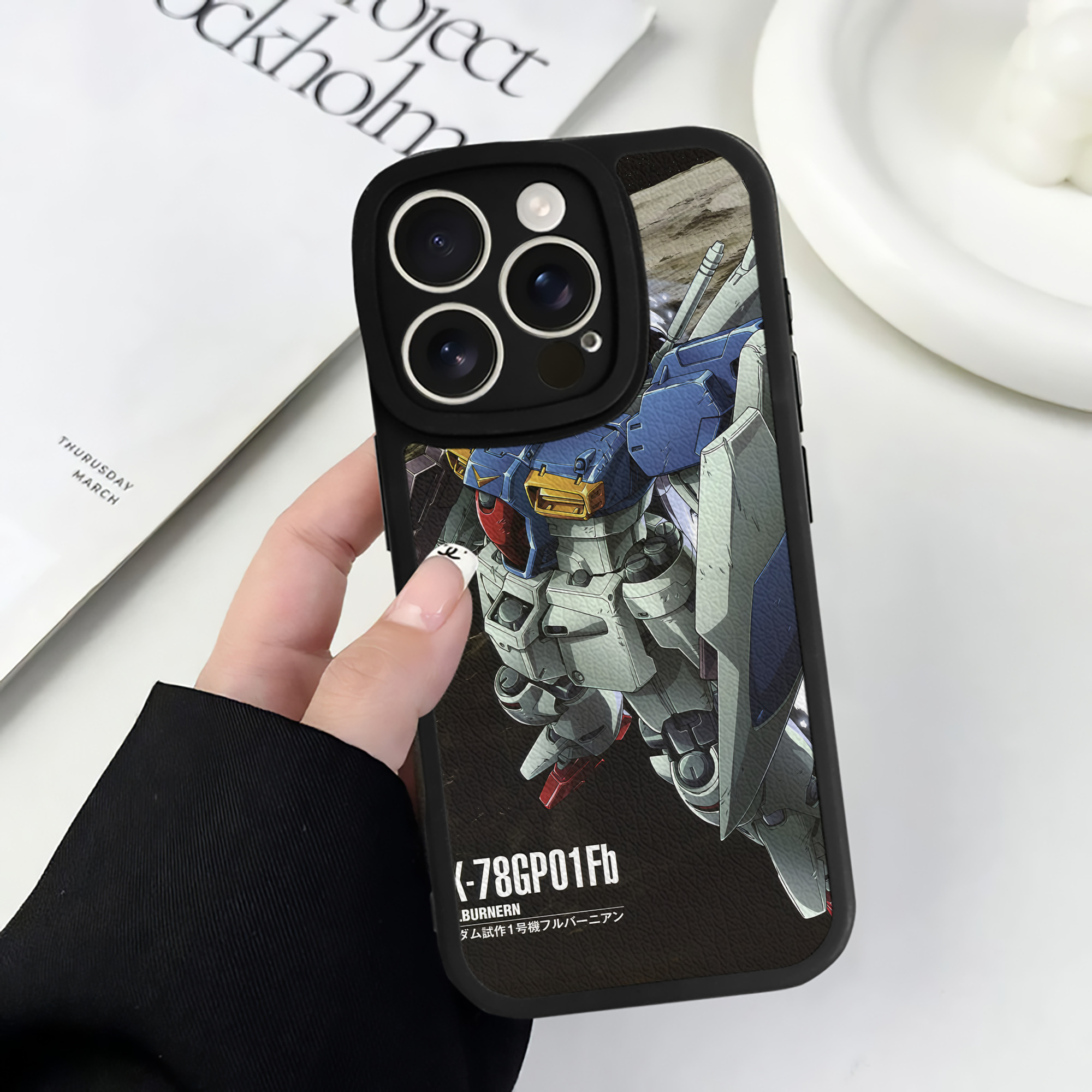 （画像用） 機動戦士ガンダム Mobile Suit Gundam 【iPhone 16シリーズ対応】シリコンスマホケース（レザー調） 材質：シリコン